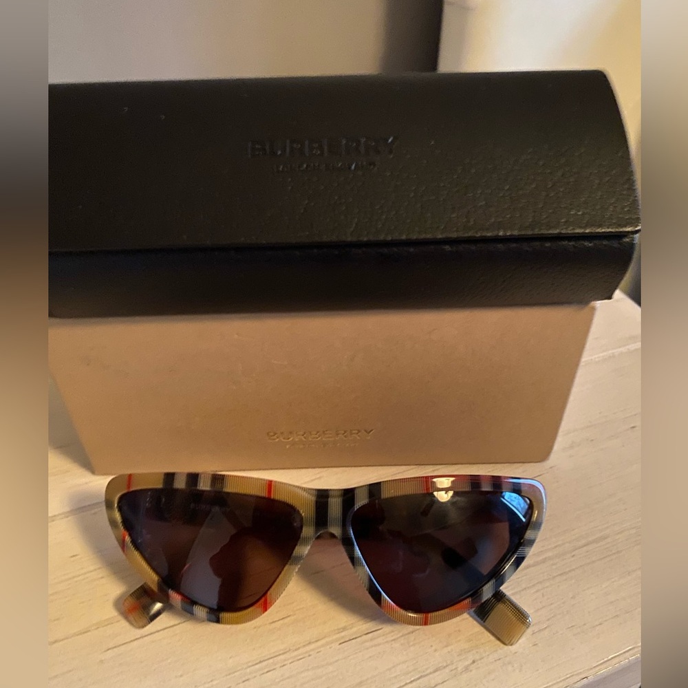 Burberry cat eye sunglasses - new